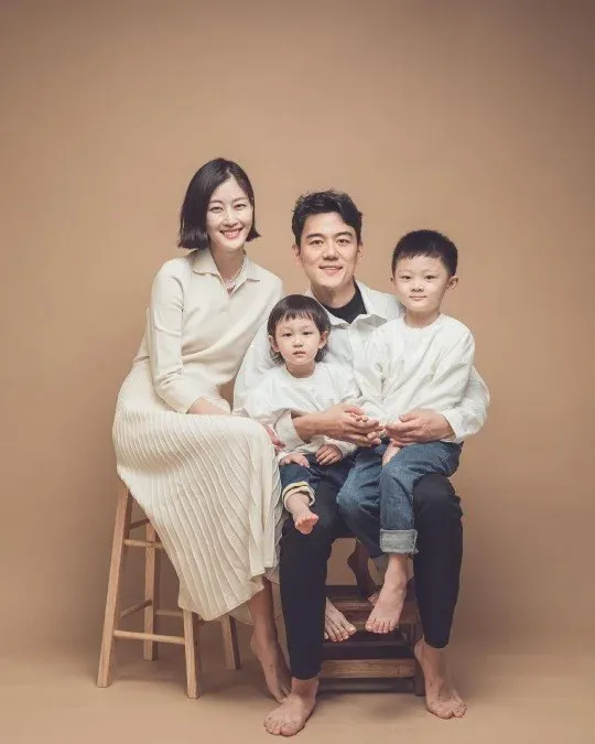 Chụp ảnh Gia đình tại Studio: Lưu giữ Tình yêu Thương và Khoảnh khắc Ấm áp trong Không gian Chuyên nghiệp!