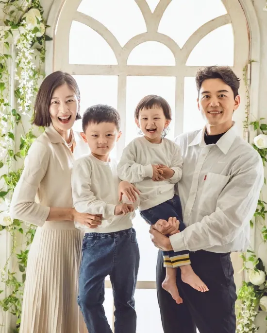 "Ghi lại Tình thân": Gợi ý Tạo dáng và Tương tác Tự nhiên trong Buổi Chụp tại Studio