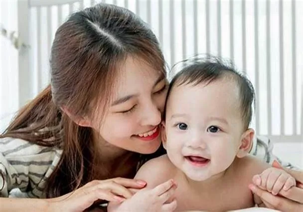 Chụp ảnh Mẹ và Bé: Ghi lại Trọn vẹn Tình yêu Thương và Khoảnh khắc Kết nối Vô giá Giữa Mẹ và Con!