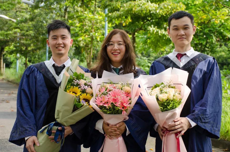 "Tự tin Tỏa sáng Cùng Đồng đội": Bí quyết Tạo dáng Ảnh kỷ yếu Cá nhân và Tập thể