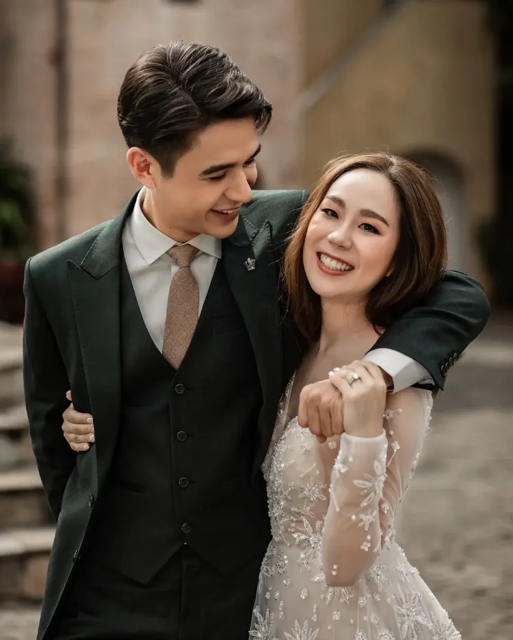 Tạo dáng, tương tác và "diễn xuất" như một thước phim lãng mạn