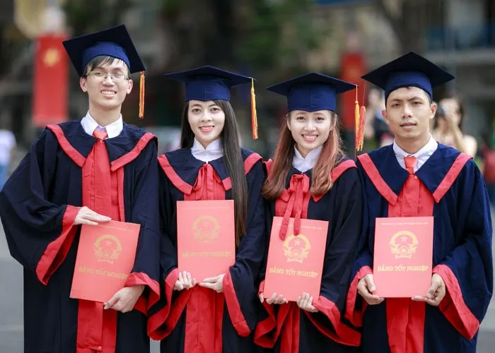 Bí quyết tạo dáng tự tin và ấn tượng trong lễ phục tốt nghiệp