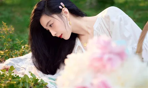 "Hòa mình vào Thiên nhiên/Không gian": Gợi ý Tạo dáng và Tương tác Tự nhiên khi Chụp ảnh Ngoại cảnh